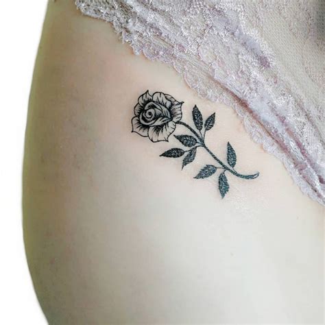 Tatuagens femininas na virilha ousadas  Tatuagem na virilha: 50 fotos com ideias para quem quer ousar Tatuagem delicada flor na virilha